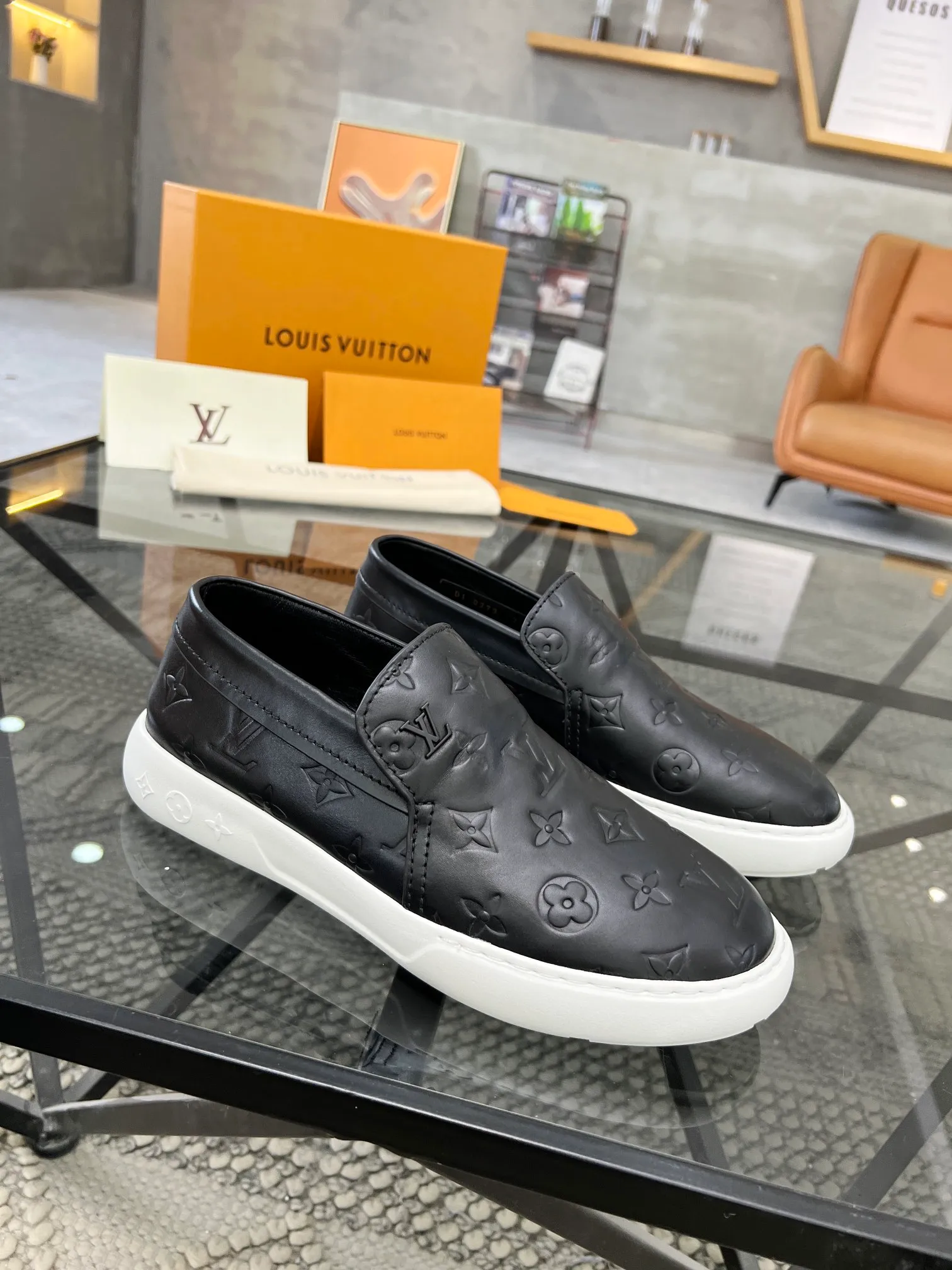 Factory price: 520💰 LV🔍Top purchasing agent🇮🇹 Road The most popular sneakers are available at the same time in the super popular sports shoe counters. The uppers are made of Italian original imported cowhide fabric. The classic and generous layout is a must-have for fashionistas. The complex craftsmanship is perfectly reproduced. The imported soft water-dyed cowhide lining is padded. The soles are: original soles specially provided by the factory. The exclusive foamed molded soles are super comfortable. The original factory follows the order. 🔍🔍High quality. You can go in and out of the counter at will. Welcome to compare. Size 39-45 (38 can be ordered)
